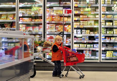 vaikas su pavadeliu prekybos centre