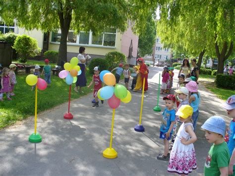 Vaizdas į žydinčią liepą