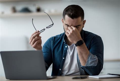 Žmogus žiūrintis į kalendorių