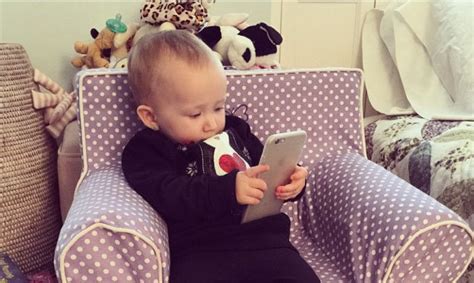 vaikas skambina telefonu