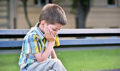 Vaikas daro inhaliaciją su garu