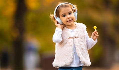 vaikas klausosi lopšinės