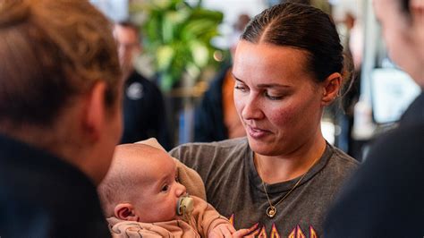 Joga su kūdikiu ant rankų
