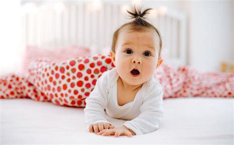 Kūdikis suvystytas miego pozoje