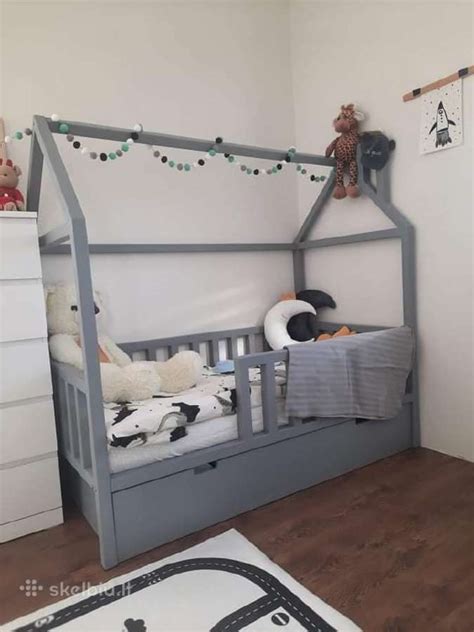 Vaikiškos lovytės-nameliai