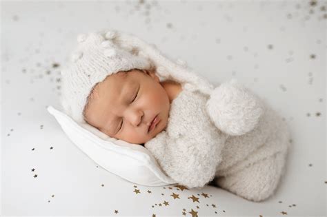 Nuotrauka, vaizduojanti tėvą, laikantį naujagimį