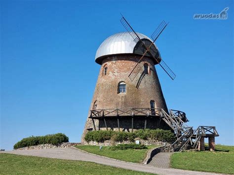 Simbolinė iliustracija: vėjo malūnai ir riteris