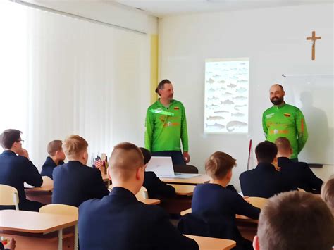 Mokiniai dalyvauja edukaciniame renginyje