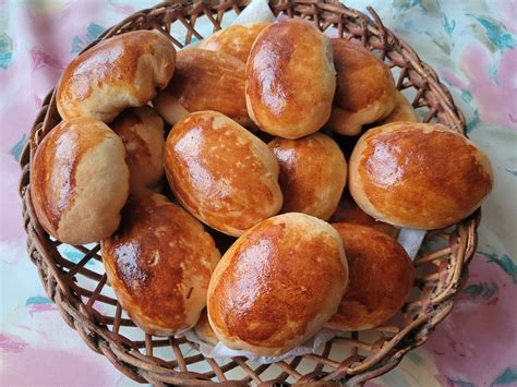 Šviežiai keptos mielinės bandelės