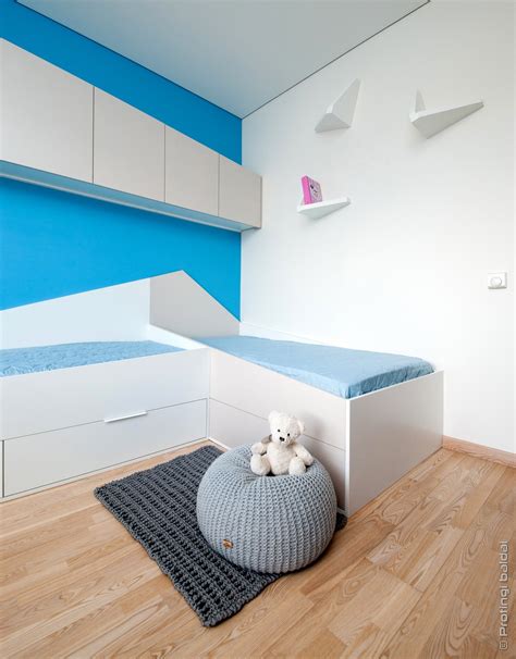 vaiku kambario interjeras su sviesiomis sienomis ir baldais