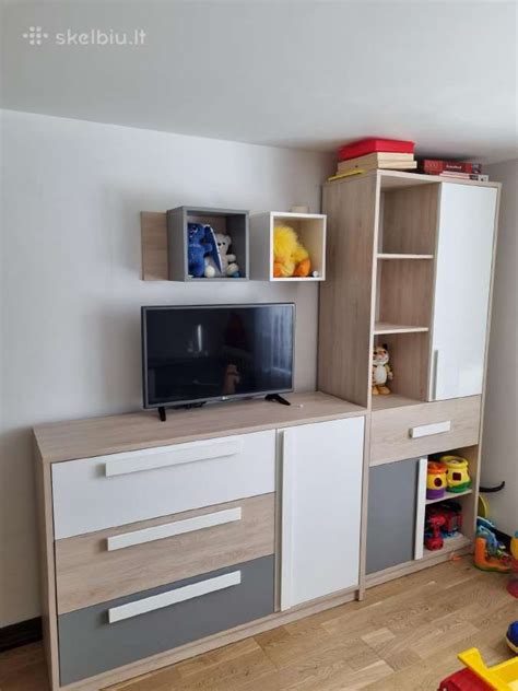 vaiku kambario baldai su stalciais ir lentynomis