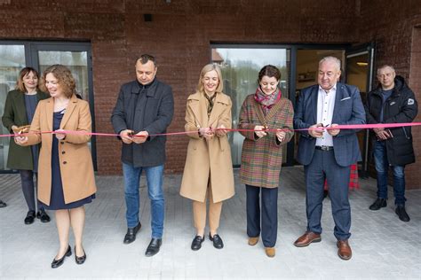 Simbolinės juostelės perkirpimas grupinio gyvenimo namų atidaryme