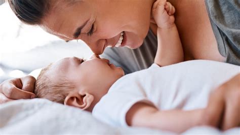 Šeimos lankymo specialistas bendrauja su mama ir kūdikiu