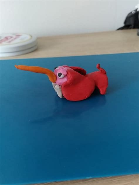 vaikas lipdo iš plastilino