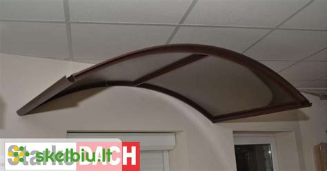 Nuotrauka su pasaga virš durų