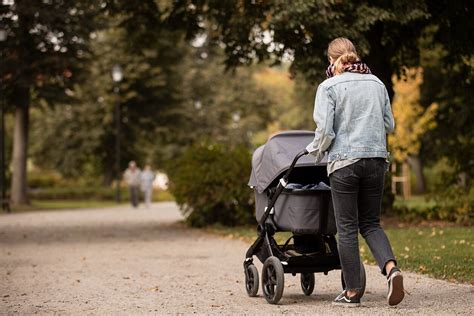 Tėvai ir kūdikis glaudžiai bendrauja