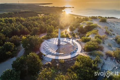 Saulės laikrodis su užrašu 