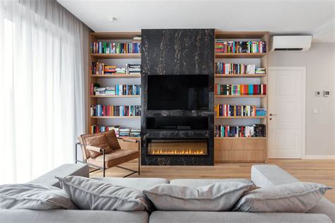 Knygų lentynos bibliotekoje