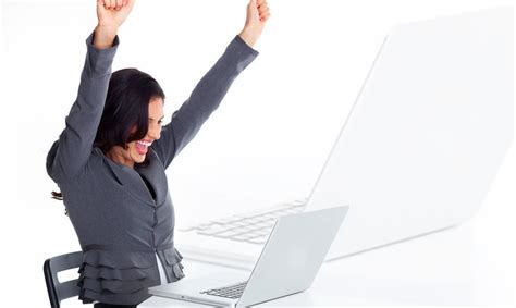 Nėščia moteris, dirbanti prie kompiuterio