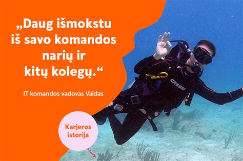 Žmogus atlieka pratimus vandenyje su specialia įranga