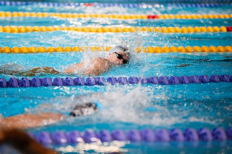 Vaiko plaukimas baseine