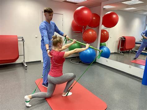 Kineziterapeutas dirba su kūdikiu baseine