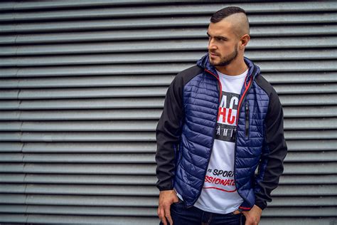 Derinys tamsiai mėlynos striukės su garstyčių spalvos aksesuarais