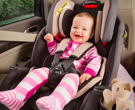 Vaikas automobilio kėdutėje vasaros karštyje