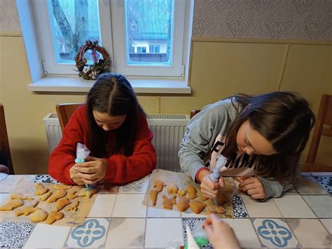 vaikai daro kalėdinius rankdarbius