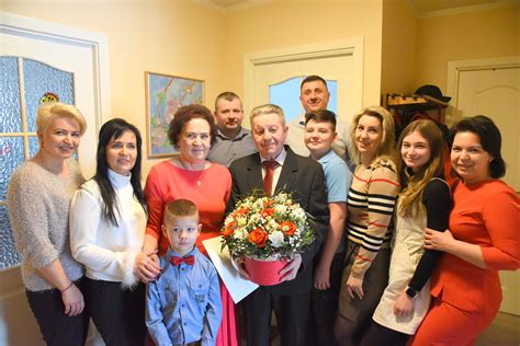 šeima daro kalėdinius rankdarbius kartu