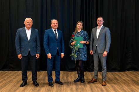 Socialinis darbuotojas bendrauja su seneliu globos namuose