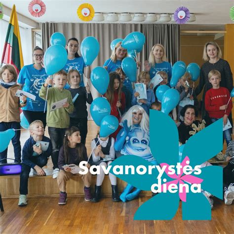 Savanoriai bendrauja su senjorais globos namuose