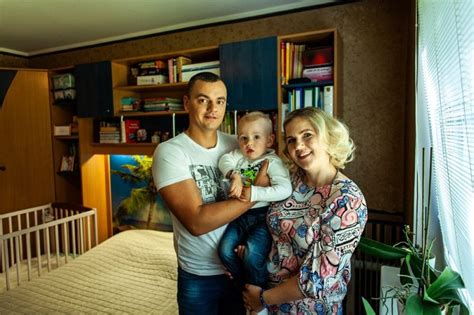 šeima su vaiku miegamajame