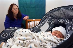 Moterys, sportuojančios grupinėje kineziterapijos po gimdymo