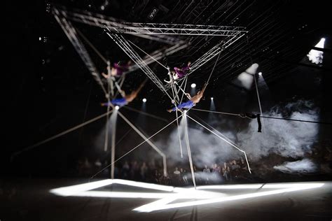 šiuolaikinio cirko pasirodymas 