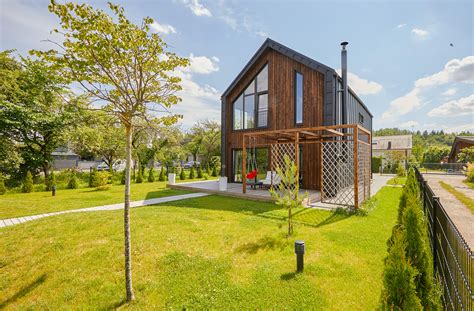 Simbolinė nuotrauka: medelis, namas, sūnus