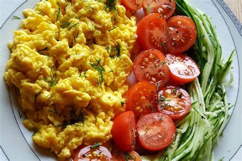 Kepti kiaušiniai su daržovėmis