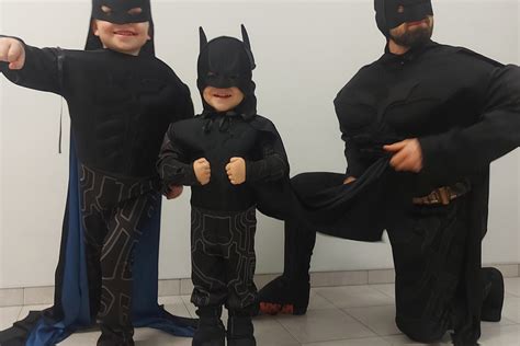 vaikas apsirengęs Betmeno kostiumu