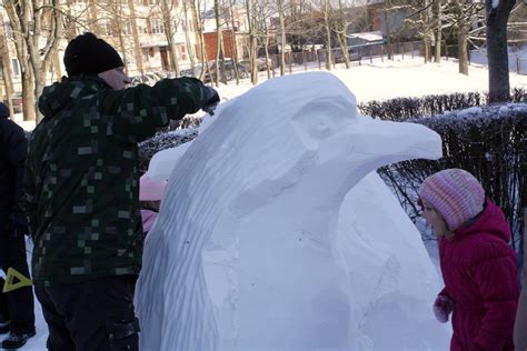 vaikai daro sniego skulptūrą