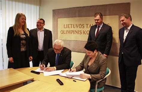 Valentinas Paketūras ir Daina Gudzinevičiūtė pasirašo sutartį