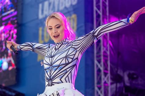 Inna Valter scenoje su ryškiu makiažu