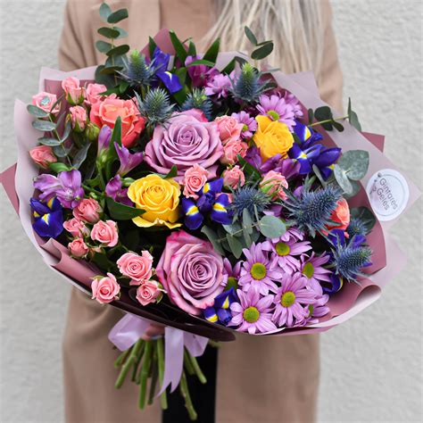 Įvairių spalvų gėlių puokštė