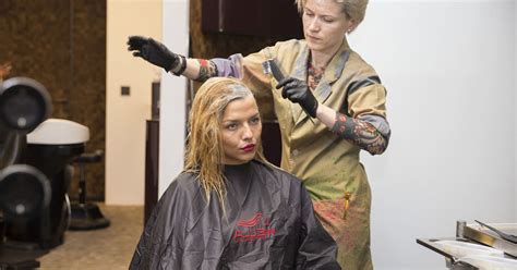 moterys, besiruošiančios grožio procedūroms