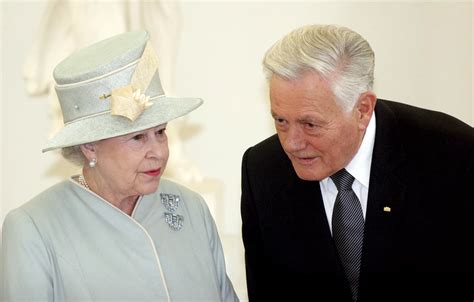 Karalienė Elžbieta II su savo korgiais