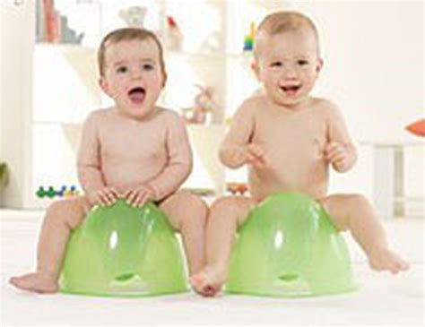 vaikas su sauskelnėmis ir vaikas ant puoduko, lyginant pasiruošimą