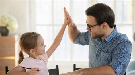 tėvai ir vaikas linksminasi, mokydamiesi