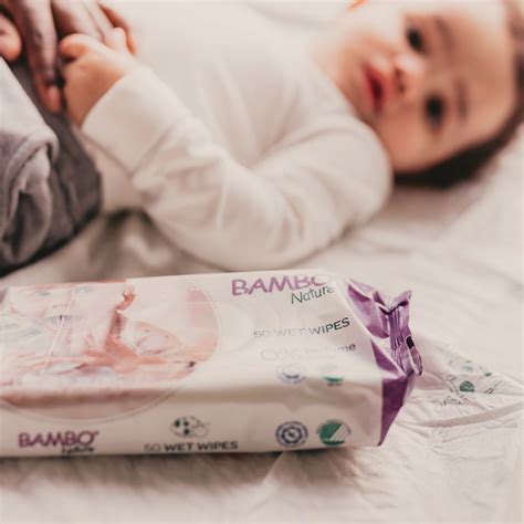 Kūdikis laisvai juda su „Bambo Nature“ sauskelnėmis