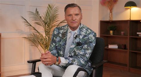 Žilvinas Grigaitis su savo papuošalų kolekcija