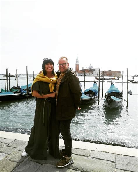 žmogus kalbasi su kitu ramiu balsu