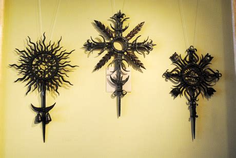 Saulės simbolis ir stilizuoti žmonių siluetai